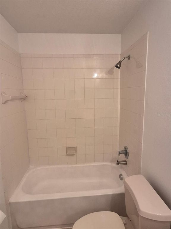 Image 28 of property listing at 2051 RETREAT VIEW CIRCLE, Sanford, FL 32771