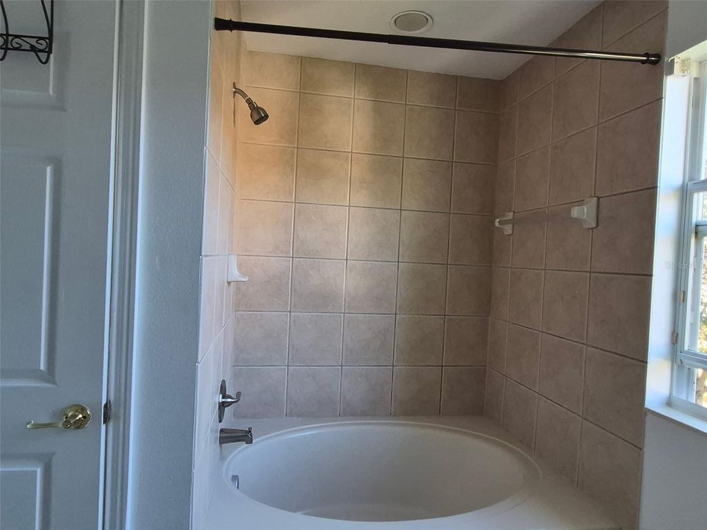 Image 33 of property listing at 2051 RETREAT VIEW CIRCLE, Sanford, FL 32771
