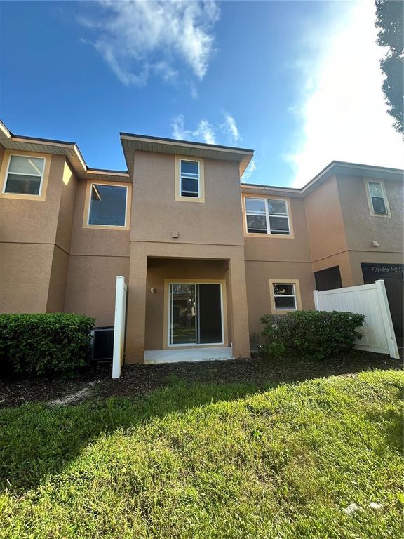 Image 34 of property listing at 2051 RETREAT VIEW CIRCLE, Sanford, FL 32771