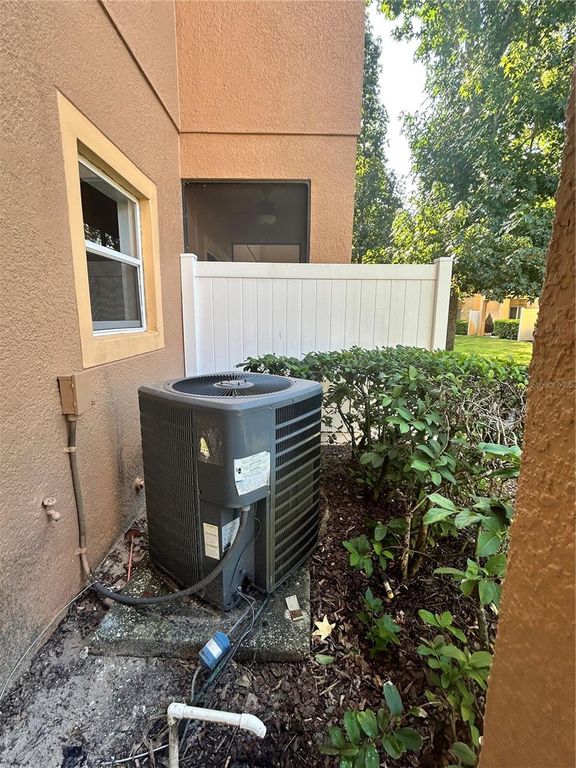 Image 36 of property listing at 2051 RETREAT VIEW CIRCLE, Sanford, FL 32771