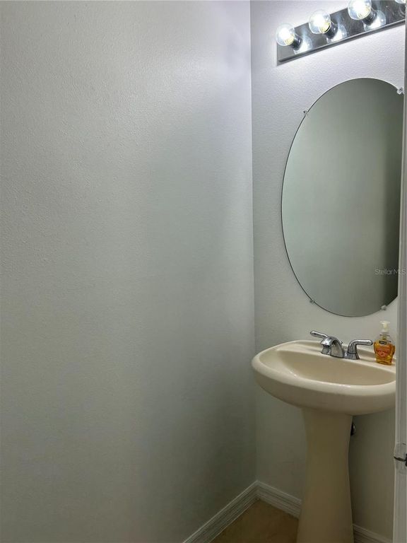 Image 6 of property listing at 2051 RETREAT VIEW CIRCLE, Sanford, FL 32771