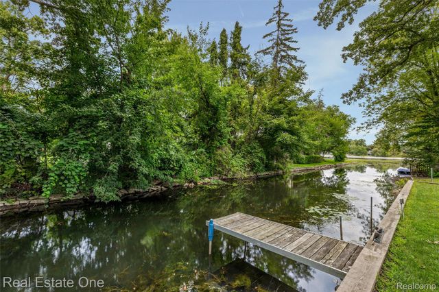 2000 Nacona, Commerce Charter Township, MI 48382