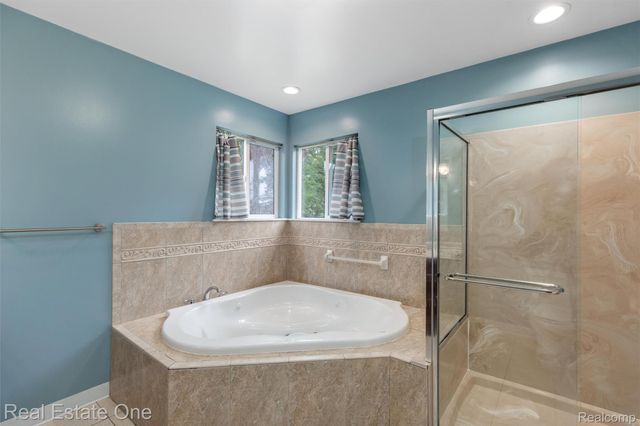 2000 Nacona, Commerce Charter Township, MI 48382