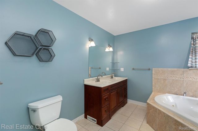 2000 Nacona, Commerce Charter Township, MI 48382