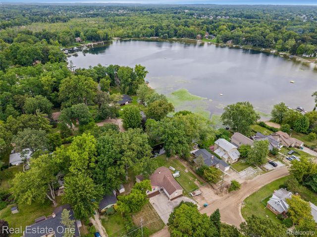 2000 Nacona, Commerce Charter Township, MI 48382