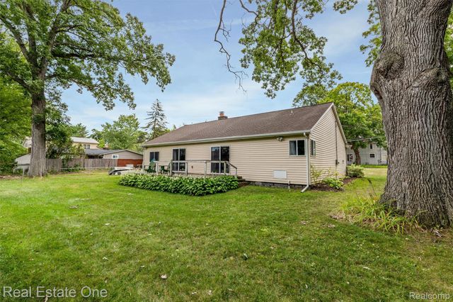 2000 Nacona, Commerce Charter Township, MI 48382