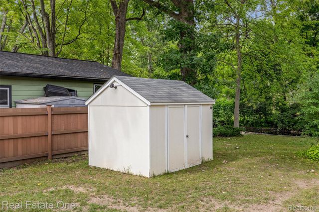 2000 Nacona, Commerce Charter Township, MI 48382