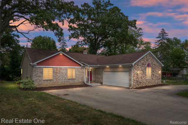 2000 Nacona, Commerce Charter Township, MI 48382