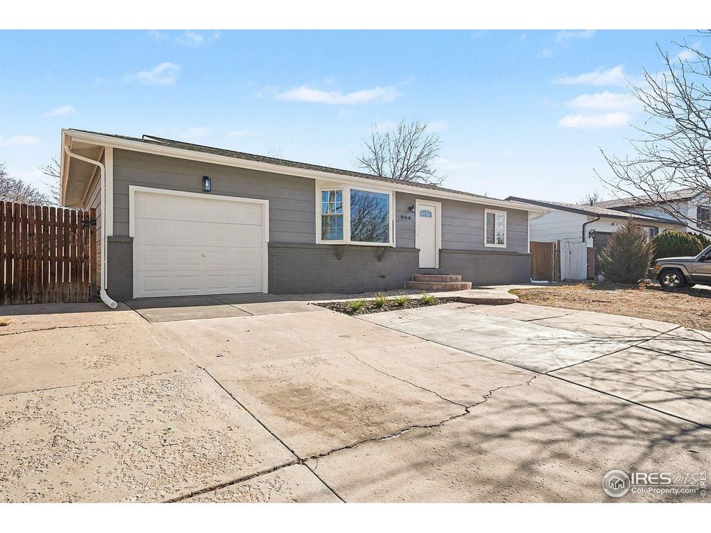 908 Applewood Ct, Fort Lupton, CO 80621