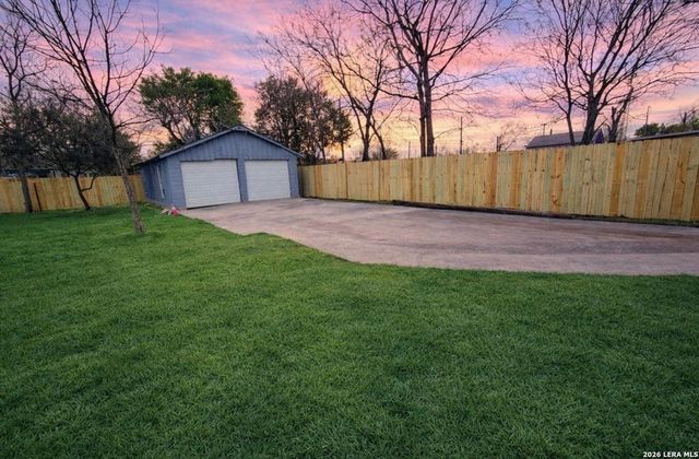 1126 W Lullwood, San Antonio, TX 78201