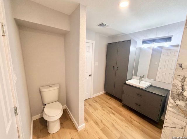1126 W Lullwood, San Antonio, TX 78201