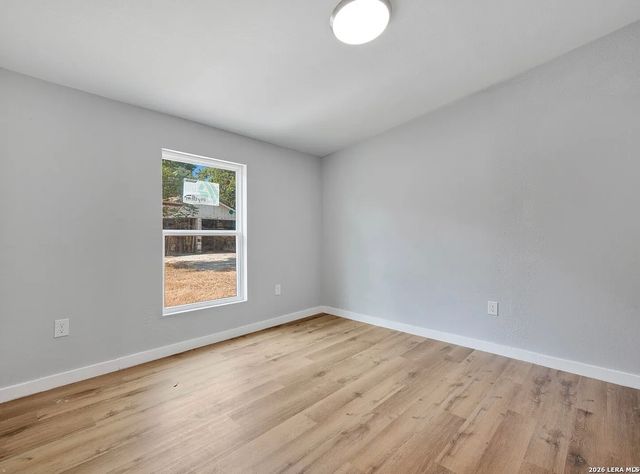 1126 W Lullwood, San Antonio, TX 78201