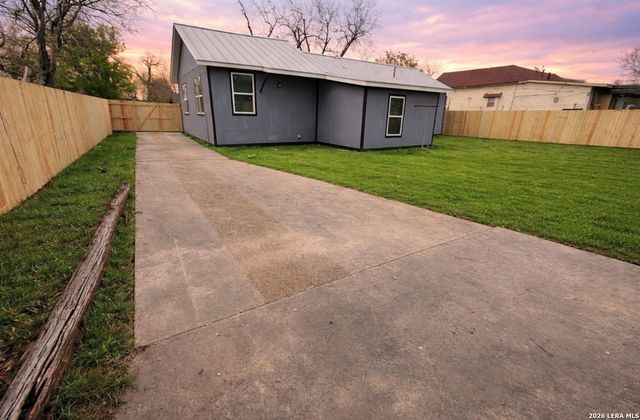 1126 W Lullwood, San Antonio, TX 78201