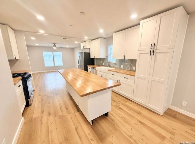 1126 W Lullwood, San Antonio, TX 78201