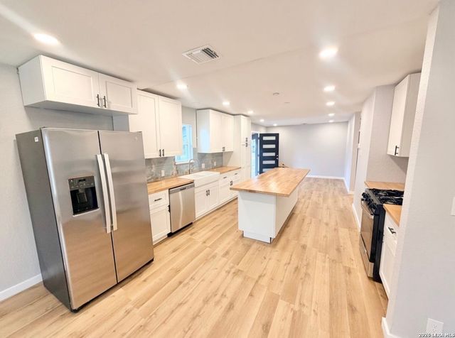 1126 W Lullwood, San Antonio, TX 78201