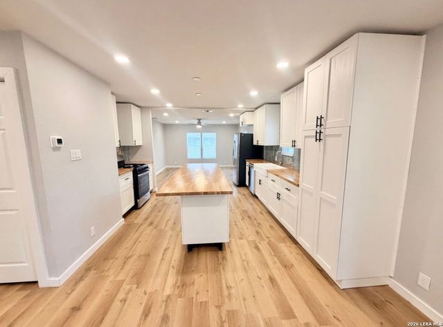 1126 W Lullwood, San Antonio, TX 78201