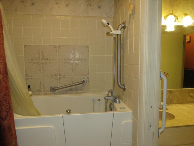 110 W Lakecrest DR, Bluffton, TX 78607