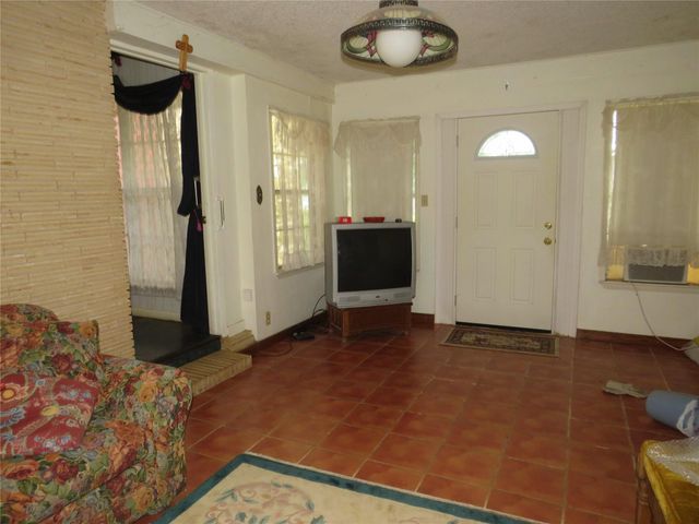 110 W Lakecrest DR, Bluffton, TX 78607