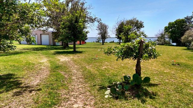 110 W Lakecrest DR, Bluffton, TX 78607