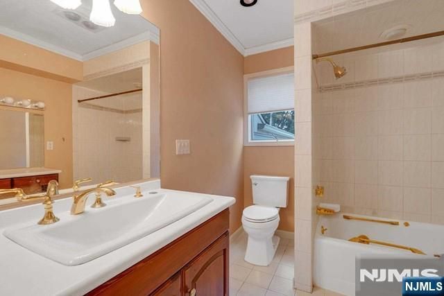 32 Clinton Lane, Wayne, NJ 07470