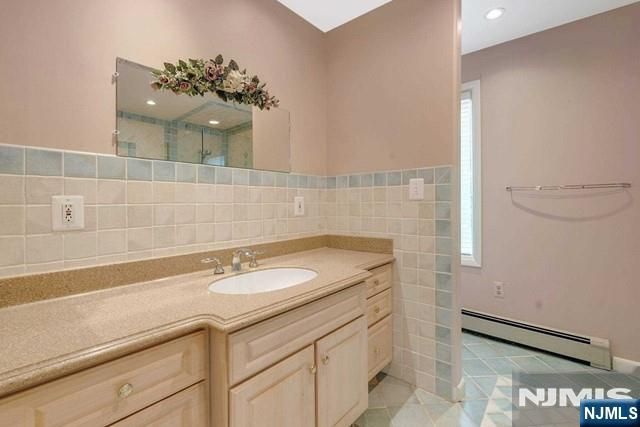 32 Clinton Lane, Wayne, NJ 07470