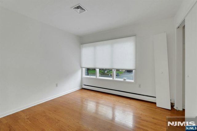 32 Clinton Lane, Wayne, NJ 07470