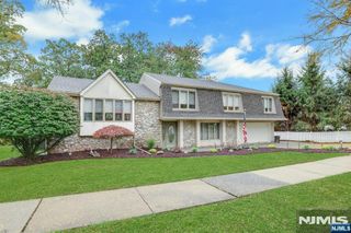 32 Clinton Lane, Wayne, NJ 07470
