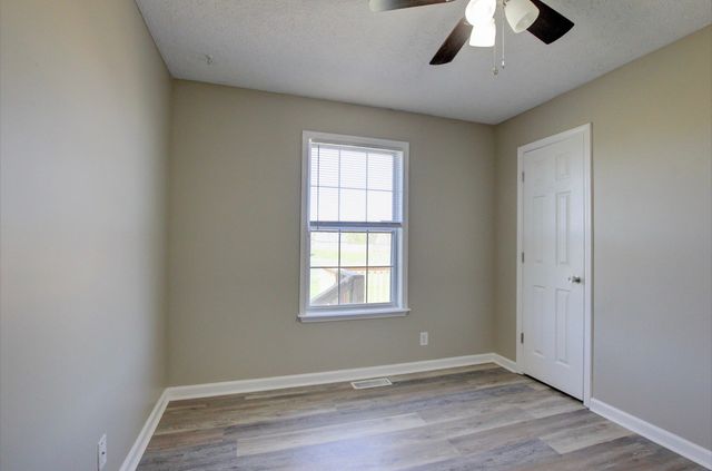 118 Gleaves Ln, Oak Grove, KY 42262