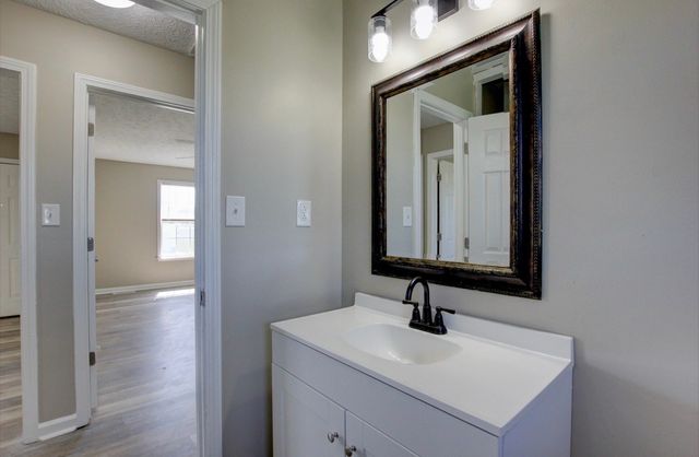 118 Gleaves Ln, Oak Grove, KY 42262