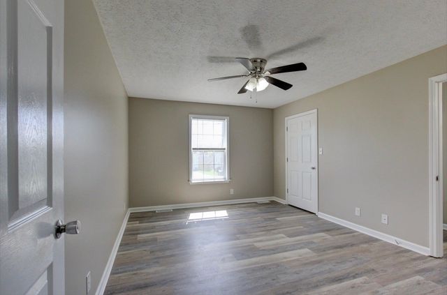 118 Gleaves Ln, Oak Grove, KY 42262