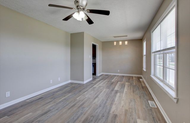 118 Gleaves Ln, Oak Grove, KY 42262