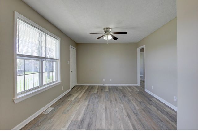 118 Gleaves Ln, Oak Grove, KY 42262