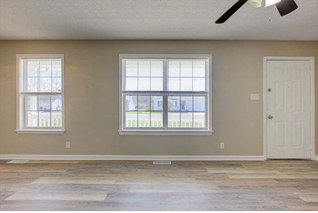 118 Gleaves Ln, Oak Grove, KY 42262