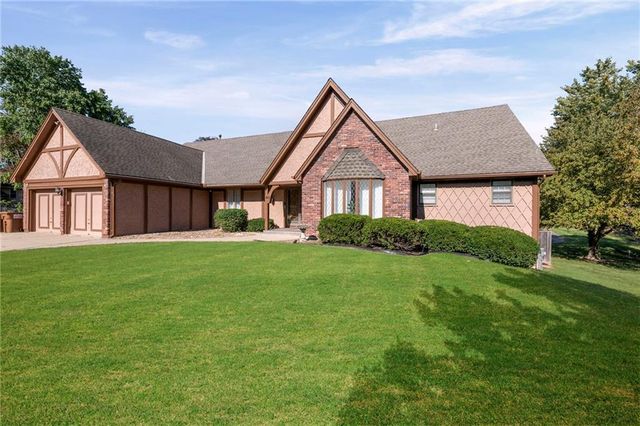413 Greenway Drive, Blue Springs, MO 64014