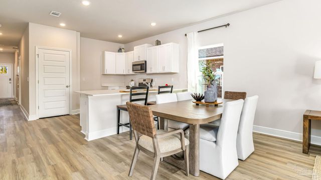 2142 Aqua St, Gulf Breeze, FL 32563