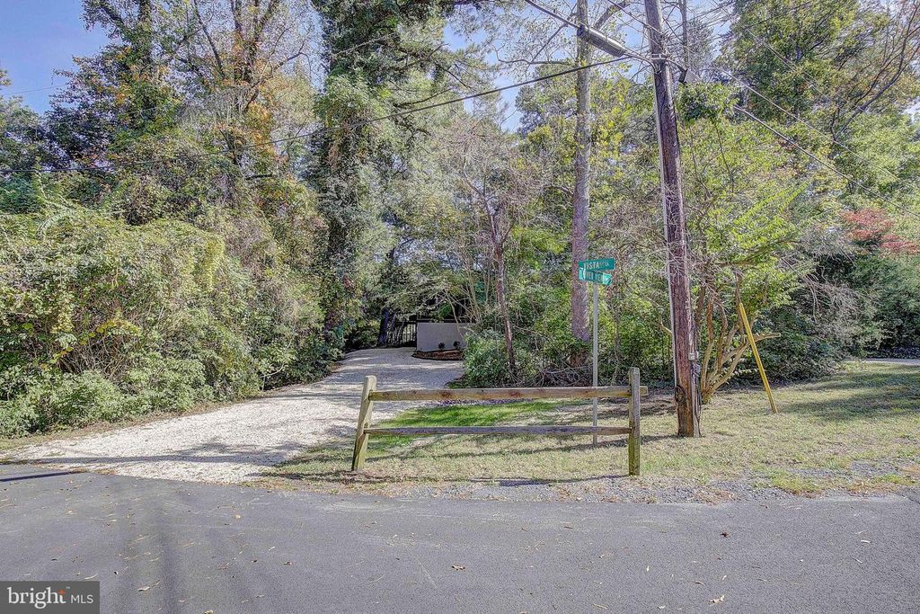 Image 38 of property listing at 13148 RIVER VIEW DR, Lusby, MD 20657