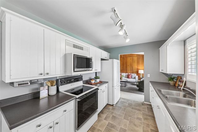 2850 Firelight Drive, St Louis, MO 63129
