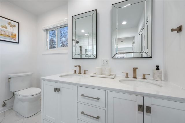 1246 Laurel Avenue, Deerfield, IL 60015