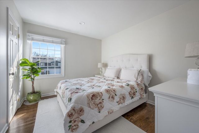 1246 Laurel Avenue, Deerfield, IL 60015