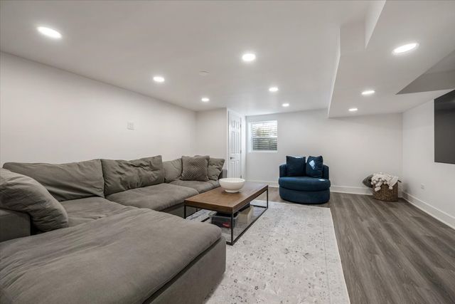 1246 Laurel Avenue, Deerfield, IL 60015