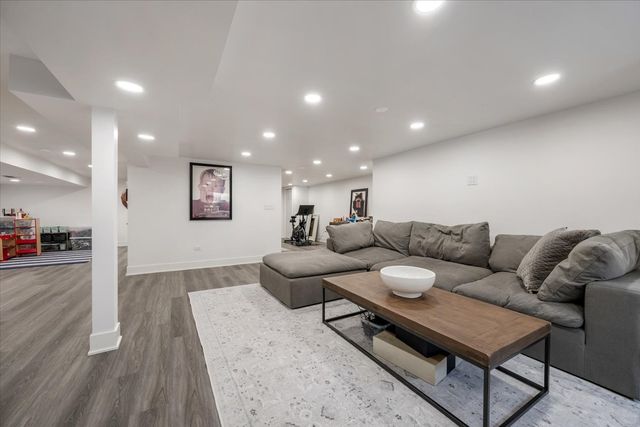 1246 Laurel Avenue, Deerfield, IL 60015