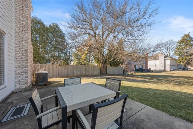 1246 Laurel Avenue, Deerfield, IL 60015