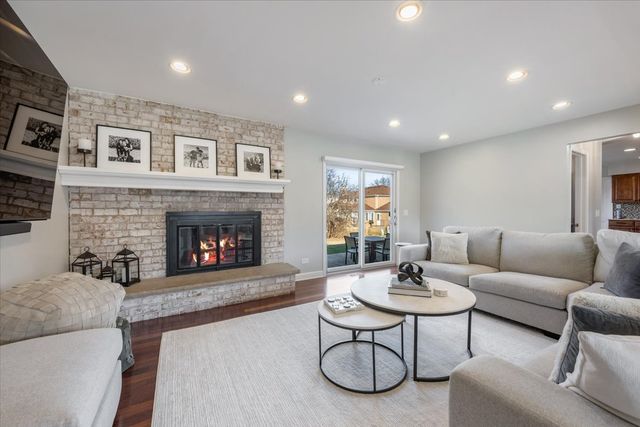 1246 Laurel Avenue, Deerfield, IL 60015