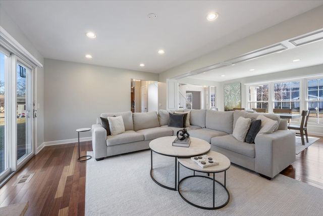 1246 Laurel Avenue, Deerfield, IL 60015