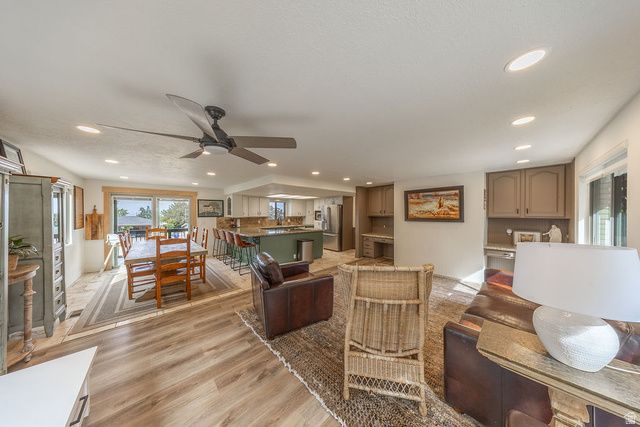 1987 S CLAREMONT DR, Bountiful, UT 84010