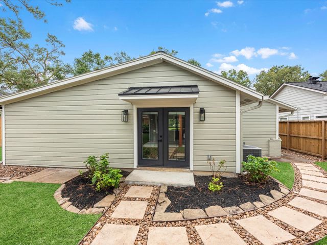 1826 Woodcrest Drive, Houston, TX 77018