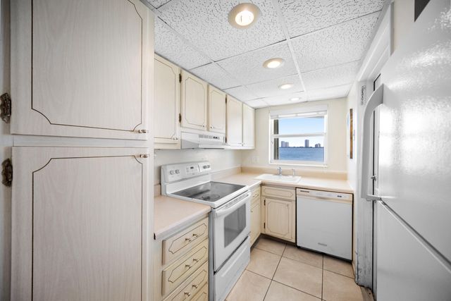 100 Shore Court 104, North Palm Beach, FL 33408