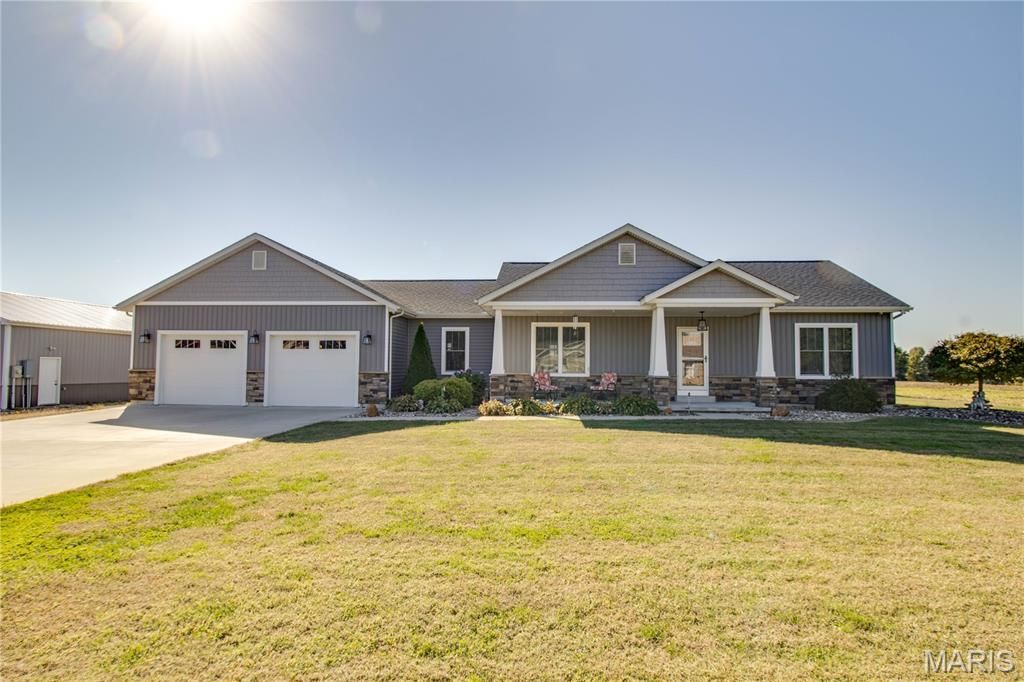 Image 16 of property listing at 34101 Craig Lake Road, Brighton, IL 62012