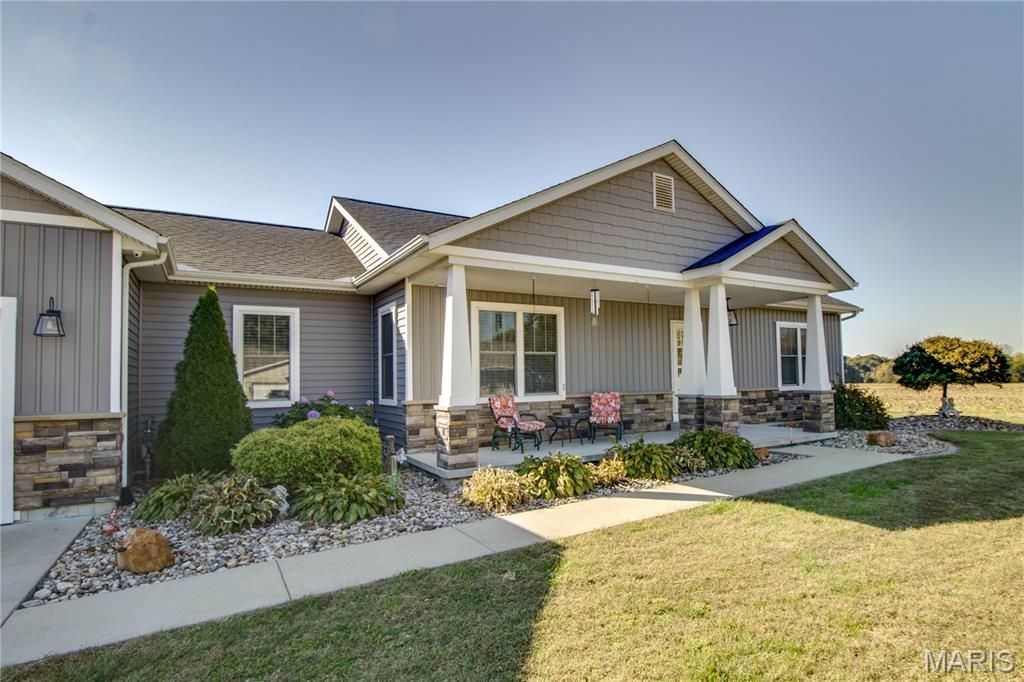 Image 21 of property listing at 34101 Craig Lake Road, Brighton, IL 62012
