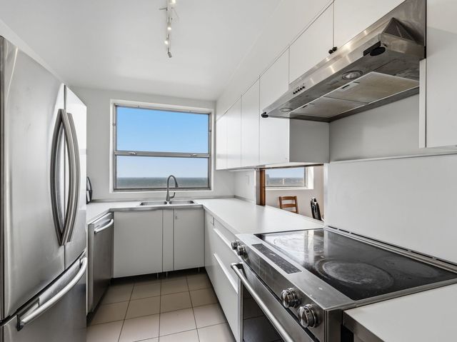 5532 S South Shore Drive 19F, Chicago, IL 60637